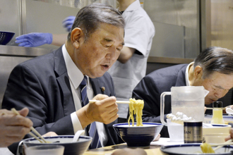 「拉麵迷」石破茂 最高紀錄1天吃12碗！這碗終身難忘