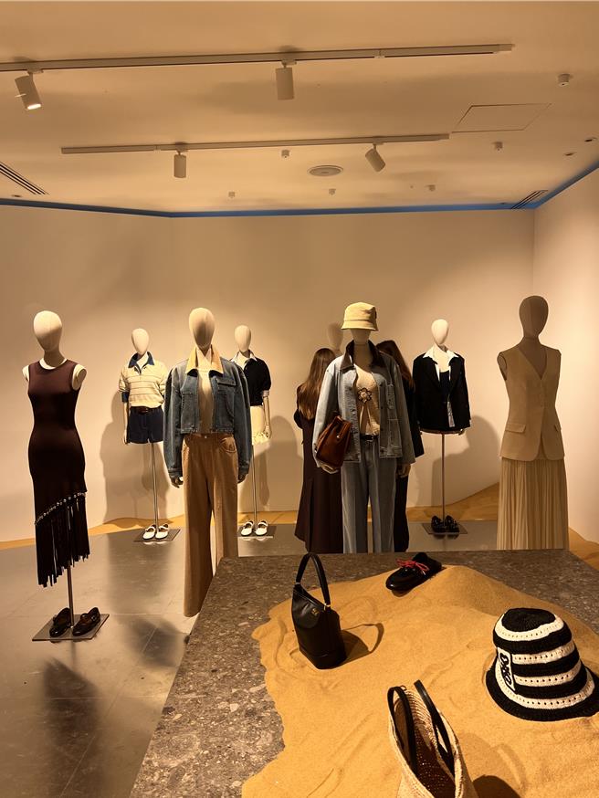 Sandro 2025春夏女装强调迎向阳光的美好，在材质、色调上都做了极佳的调整。（黄唯淯摄）