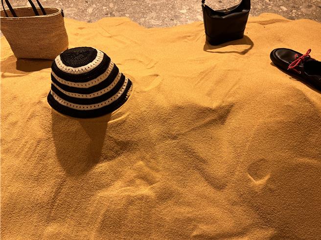 以砂质强调本季设计元素，也带出度假氛围。（黄唯淯摄）