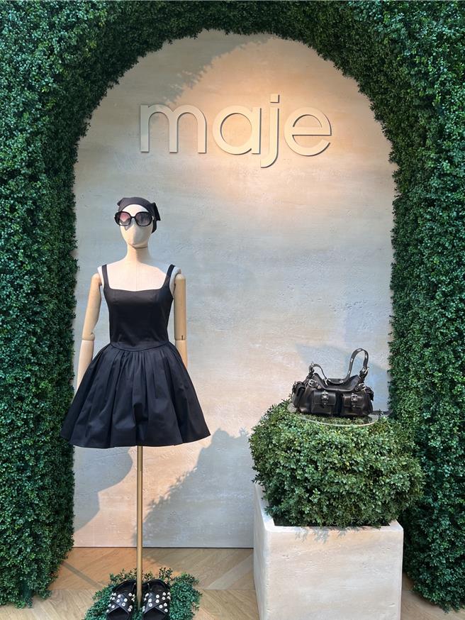 Maje本季女装重点在于其风格间的转变。一旁为此次大热门的Cargo女包。（黄唯淯摄）