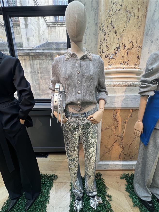 上身是素雅的针织，搭配下身狂放的亮片丹寧裤，衝突感立现。（黄唯淯摄）