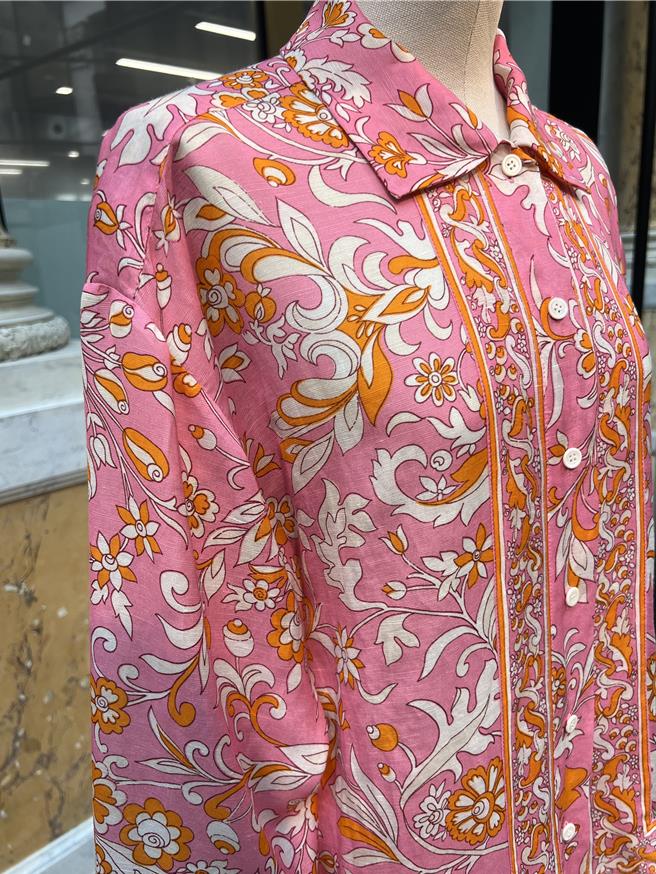 远看如丝质度假上衣，近看才知道是以麻质制感，休閒感与印花的搭配相当完美。（黄唯淯摄）