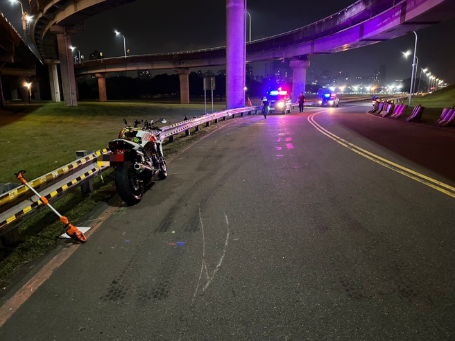 警方在車禍現場採證調查，旁邊停著就是邱男所騎乘的紅牌重機。（翻攝畫面）