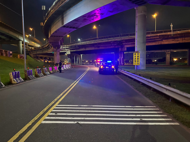 警方在車禍現場採證調查，旁邊停著就是邱男所騎乘的紅牌重機。（翻攝畫面）