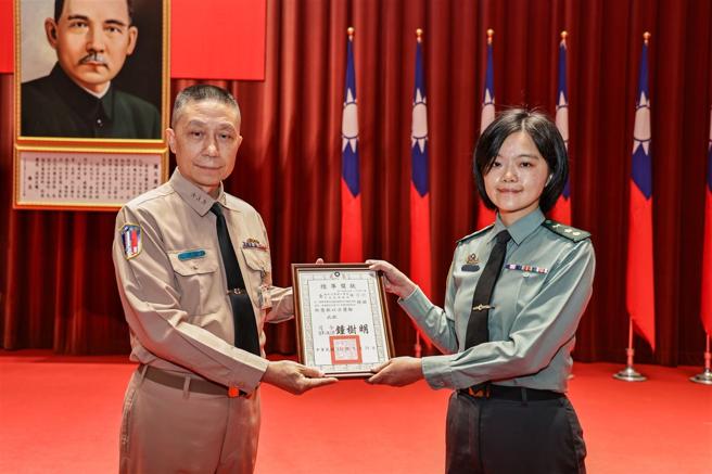  劉校長表揚優良教師和教官，肯定他們多年來的教學貢獻。
（記者謝承宏攝）