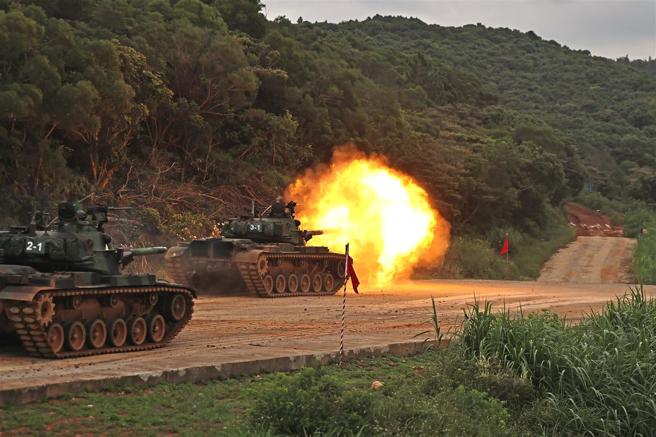  CM11戰車實施行進間射擊。
（記者劉宸瑋攝）
