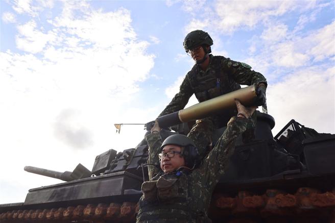  戰車排官兵同心協力，將彈藥送至戰車內。
（記者劉宸瑋攝）