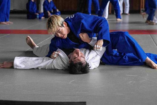 片中角色擅长跆拳道、剑道和柔道，金宇彬为此接受武打训练3个月。（图／Netflix提供）