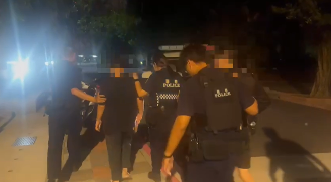 辖区警方将犯嫌2人带返所内侦办。（图 / 刘咏韵翻摄）