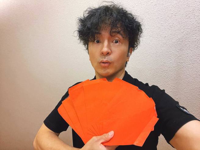 唐从圣为杨绣惠加油。（唐从圣脸书）