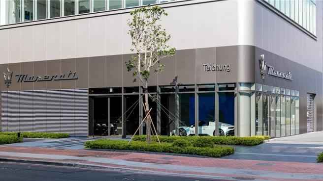 Maserati 台中旗舰展示中心导入全新品牌通路识别设计。图／业者提供