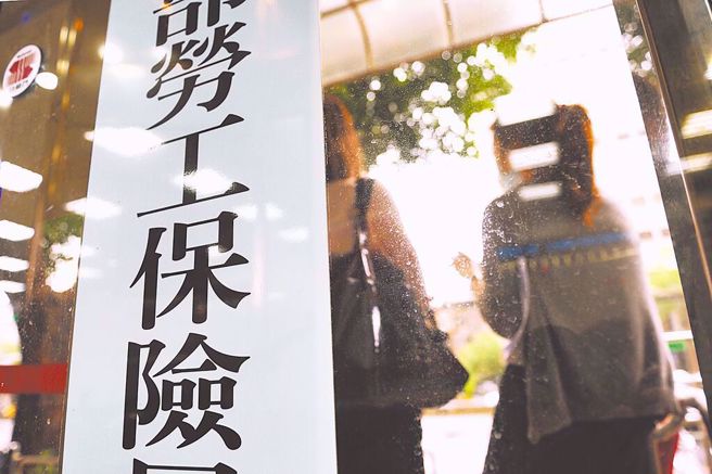 劳保老年年金等3笔给付将在今（27）日入帐，以7月领取人数182.22万人、核付总金额353.06亿元计算，平均每人可领1万9375元。(图/中时报系资料照)