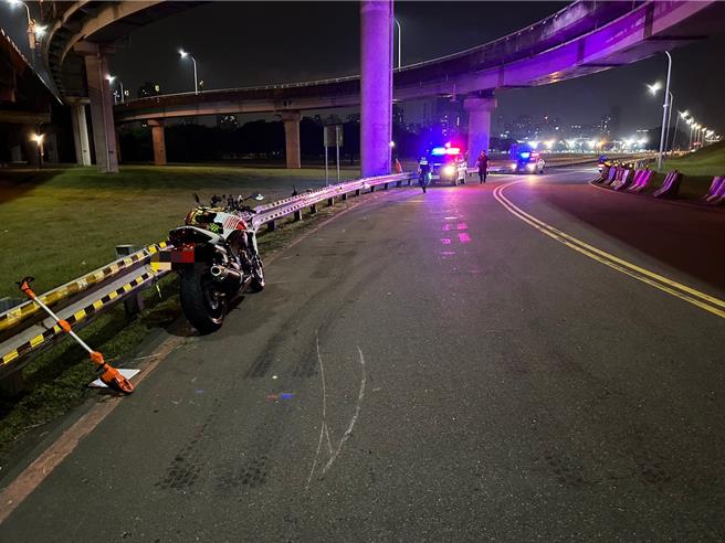 46岁邱姓男子疑似因不明原因过弯不慎自撞护栏。（三重警分局提供）