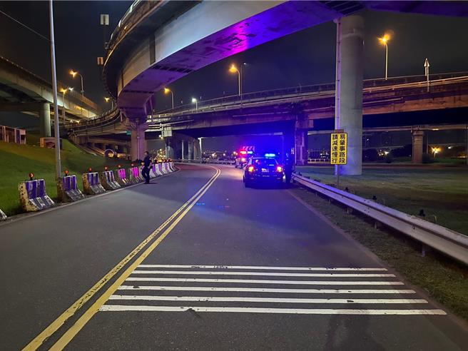 46岁邱姓男子疑似因不明原因过弯不慎自撞护栏。（三重警分局提供）