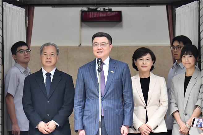 行政院长卓荣泰今受访表示，对于总预算无法付委，自己本身要负起最大的责任，非常诚意透过正当管道与立法院长韩国瑜商谈，而时间紧迫，认为很快就能见面，谈话后有进度会再向外界报告。（行政院提供／游念育台北报导）