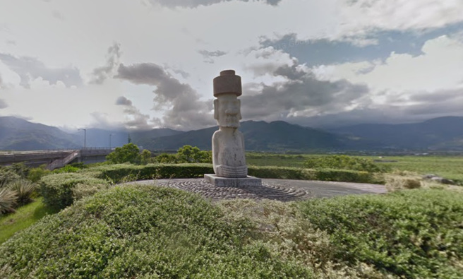 巨石公園旁的史前文化博物館區有摩埃巨石人像等各種巨石。（圖／翻攝自Google地圖）