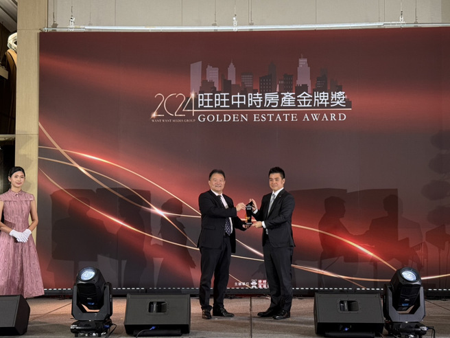 信义房屋荣获房仲类《服务品质杰出奖殊荣》。（中时新闻网摄）
