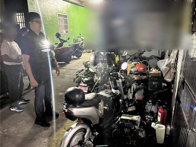 高雄凤山1名黎姓男子，将电动车充电后突起火，警消获报赶到场扑灭，经查近年有4次同样情形，警消怀疑是黎男使用不当。（民眾提供／纪爰高雄传真）