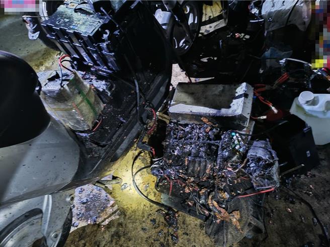 图为电动车烧毁最严重的部分，消防表示，电动车进行充电时周边要清空，别堆放可燃物品，并控制时间避免过度充电。（民眾提供／纪爰高雄传真）