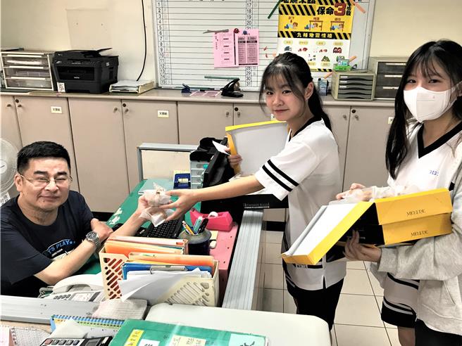 莺歌工商学生亲手赠送代表束修的生乳烧给导师作为感恩小礼。（新北市教育局提供）