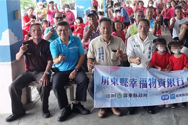 屏东县10连霸议员王启敏（左二）在峇里岛身体不适猝死，消息传回屏东，震惊地方政坛。图为王启敏12日参加物资银行佳冬塭丰社区站开幕仪式。（资料画面／罗琦文摄）