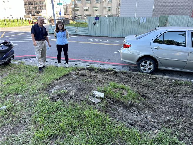 明鳳公園是在地民眾，平常可能經過使用的空間，李雅靜指出，該入口的泥濘與不平整地面不僅影響居民使用便利，還存在安全隱憂。（李雅靜提供／紀爰高雄傳真）