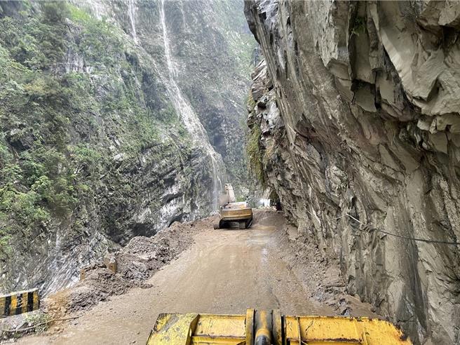台八線中橫天祥東端九曲洞西洞口路段至燕子口周邊道路受損嚴重，仍呼籲遊客勿逗留。（太管處提供／王志偉花蓮傳真）
