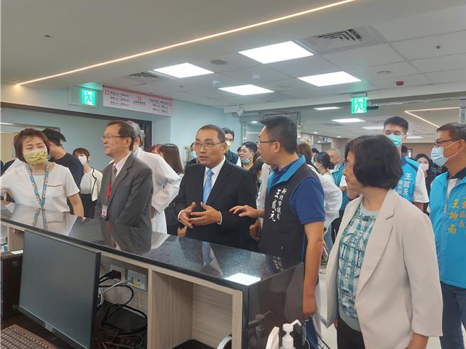 新北市長侯友宜（前排中）27日對此表明立場，重申他反對廢除死刑。（張鎧乙攝）