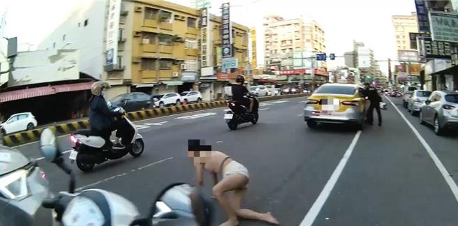 侯女跳车后，坐在台南永康区中华路车道上，吓坏用路人。（读者提供／曹婷婷台南传真）