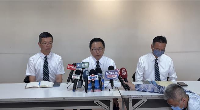 巨业客运董事长室发言人韩洪开（中）27日率公司干部举行记者会，并向社会大眾及死者家属道歉。（张妍溱摄）