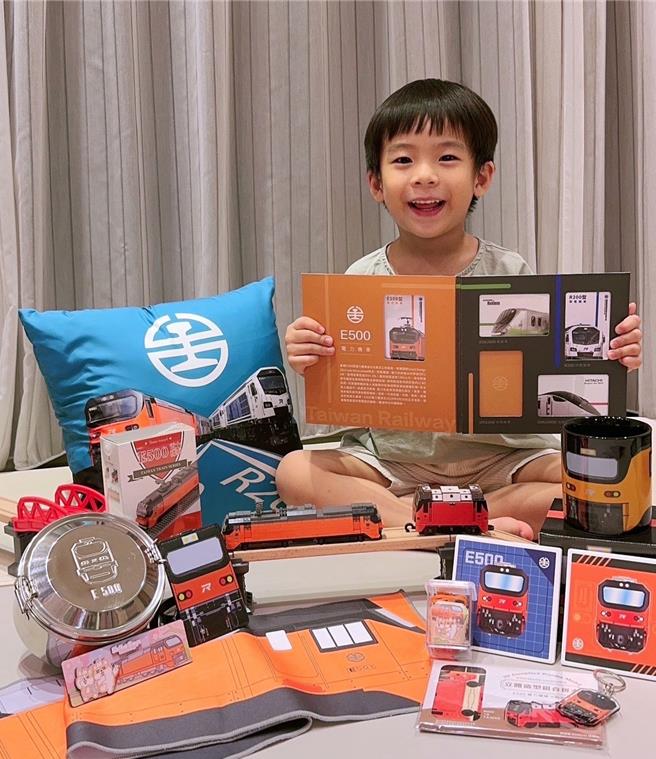 台鐵最新的E500電力機車9月底上線，同步推出限量套卡與周邊商品。（台鐵公司提供／蔡明亘台北傳真）