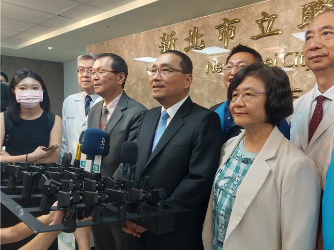 針對政府訓練40萬民力的政策，新北市長侯友宜（中）27日回應表示，政府應向民眾清楚說明所有配套措施，以避免引發不必要的恐慌。（張鎧乙攝）