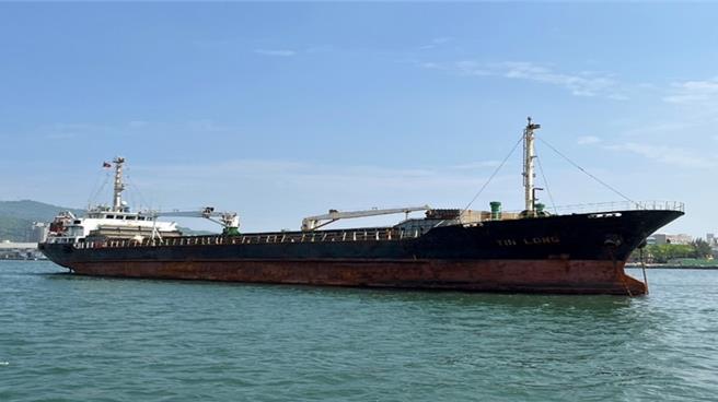 高雄執行分署將於下周二第3次拍賣涉及毒品案遭扣押變價的蒙古籍雜貨船銀龍號。（高雄執行分署提供／郭良傑高雄傳真）