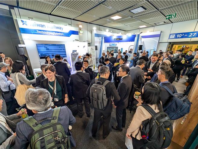 柏林Inno Trans展台湾馆厂商交流互动情形。（铁道局提供／蔡明亘台北传真）