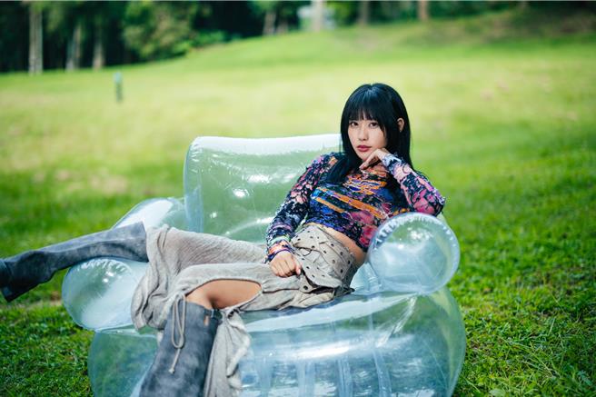 李芷婷日前拍摄新单曲〈该走就走〉MV。（华纳音乐提供）