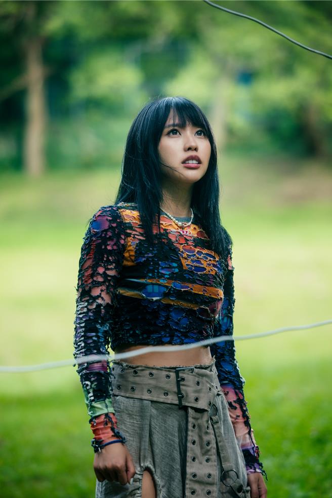 李芷婷日前拍摄新单曲〈该走就走〉MV。（华纳音乐提供）