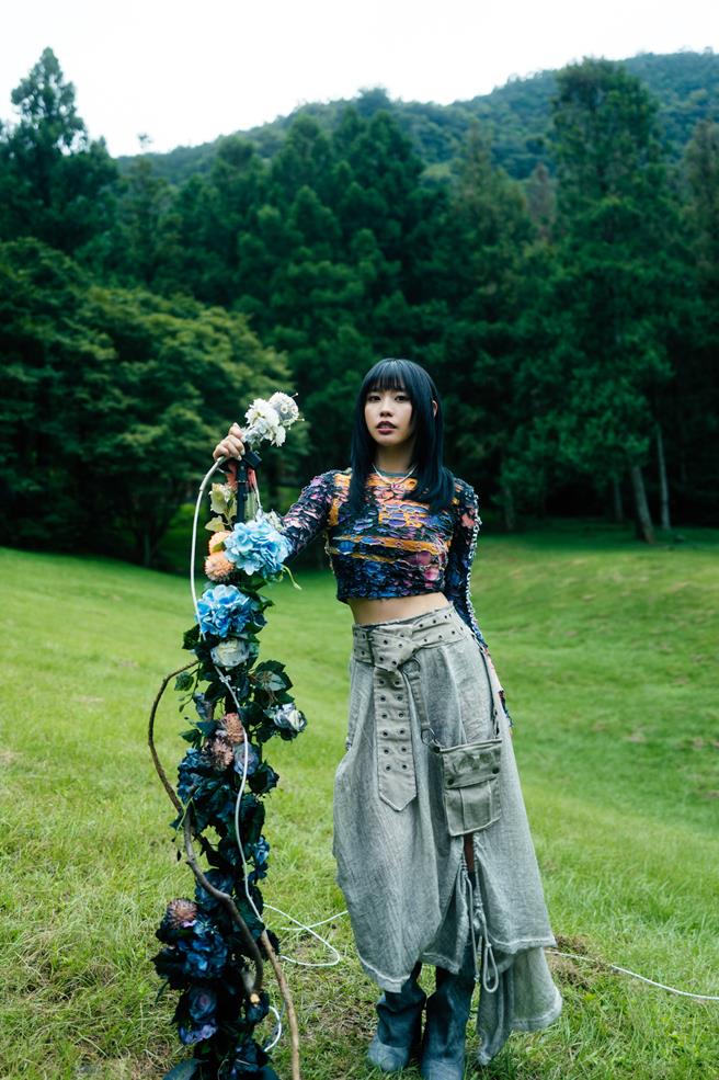 李芷婷日前拍摄新单曲〈该走就走〉MV。（华纳音乐提供）