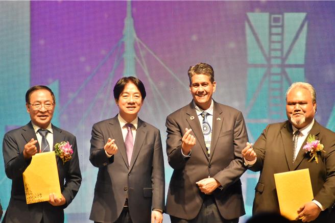 「世界台湾商会联合总会30周年大会」27日在高雄隆重登场，赖清德总统也特地南下共襄盛举，他感谢台商成为台湾与国际间的桥梁。（洪浩轩摄）