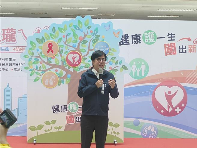 高雄市长陈其迈今出席卫生局宣导记者会，被问及高雄教师节礼券是否会加码，他表示「给我一点时间，我再来算一下预算是不是还有余裕，也希望说能朝着台北、新北标准来看齐」。（任义宇摄）