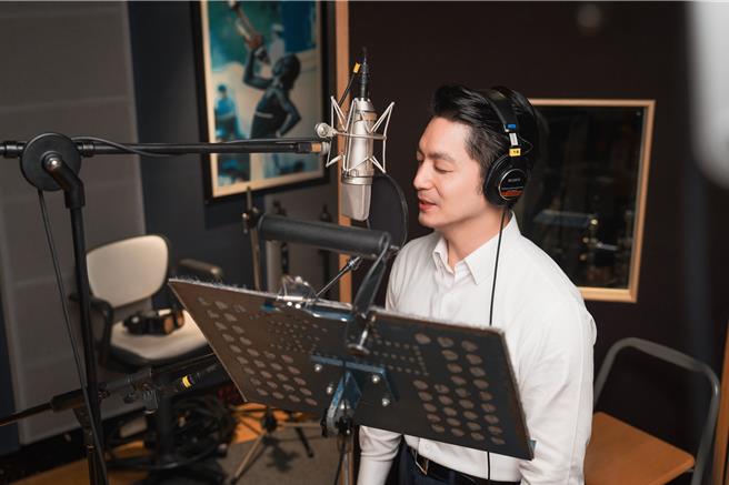 蒋万安为教师节公益单曲〈2024谢谢老师〉献声。（关怀台湾文教基金会提供）