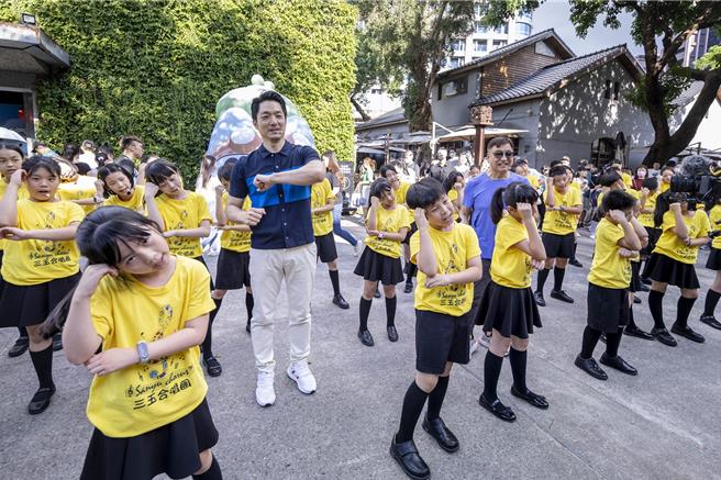 蒋万安为教师节公益单曲〈2024谢谢老师〉献声。（关怀台湾文教基金会提供）