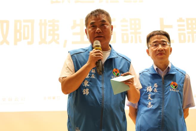 苗栗县政府响应国际失智月举办生活课程，苗栗县长锺东锦现身说法强调家人照顾重要性。（谢明俊摄）