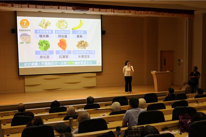苗栗县政府响应国际失智月举办生活课程。（谢明俊摄）