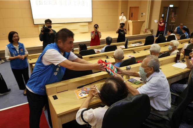 苗栗县政府响应国际失智月举办生活课程，苗栗县长锺东锦到场关心失智长辈照护议题。（谢明俊摄）