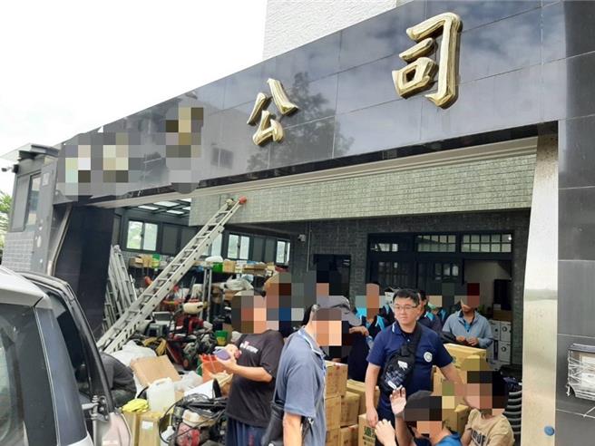 新竹縣專勤隊接獲線報，指竹北市某間環保清潔公司早上有多名失聯移工聚集等候派遣，前往查察當場抓包2失聯移工。（新竹縣專勤隊提供／邱立雅竹縣傳真）