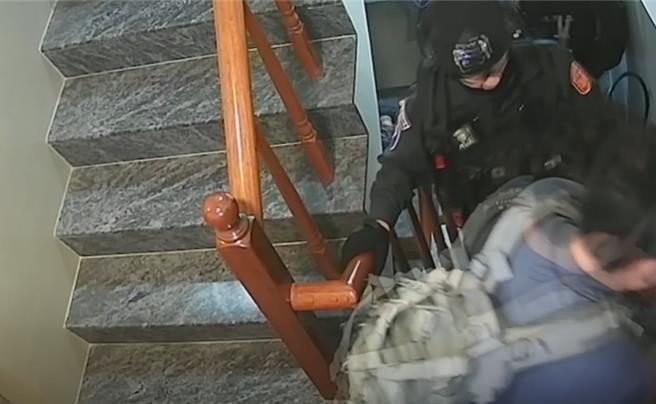 警方强势攻坚。（翻摄照片／洪靖宜高雄传真）