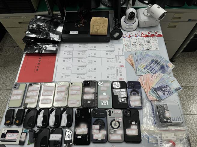 查扣8臺电脑主机、13支手机、监视器、甚至还设有断电遥控器。（翻摄照片／洪靖宜高雄传真）