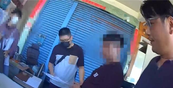 诈骗集团车手相约与妇人面交，遭埋伏警力跳出逮捕送办。（警方提供／任义宇高雄传真）