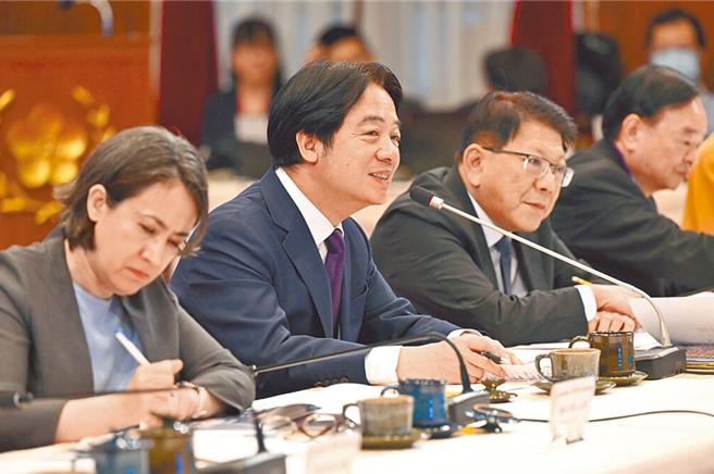 賴清德總統（左二）26日在總統府內主持「全社會防衛韌性委員會」第1次委員會議。圖左一為副總統蕭美琴，右二為總統府祕書長潘孟安。（總統府提供）