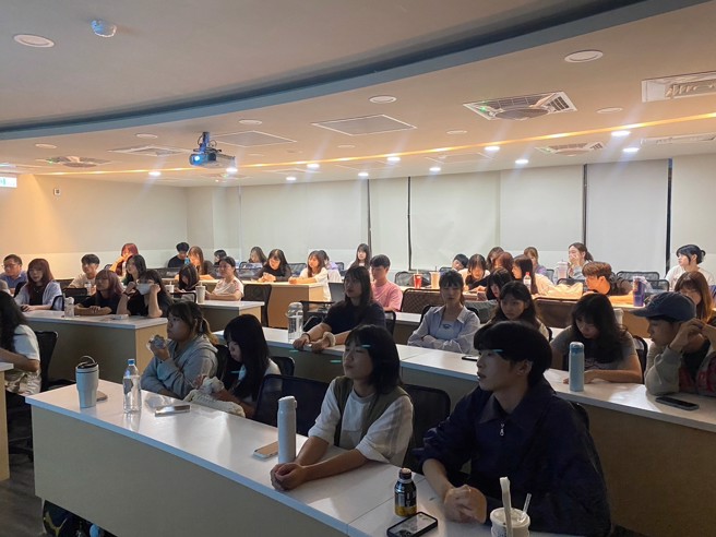 「2024第十六屆海峽兩岸電視主持新秀會」9月26日再次前往世新大學進行校園分享，看準校方的培育計畫，挖掘主持人才。(攝/黃奕銘)